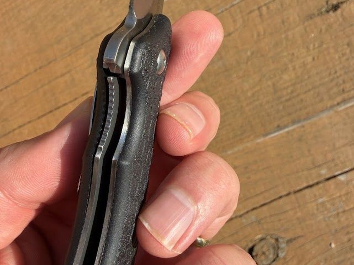 Close-up of the Kershaw Oso Sweet spine and steel locking liner, showing the thin blade stock